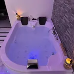 Gold L Amaryllis I Jacuzzi & Sauna Prive I Centre Arrivee Autonome *
