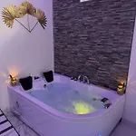 Gold L Amaryllis I Jacuzzi & Sauna Prive I Centre Arrivee Autonome Διαμέρισμα Μπεζιέ